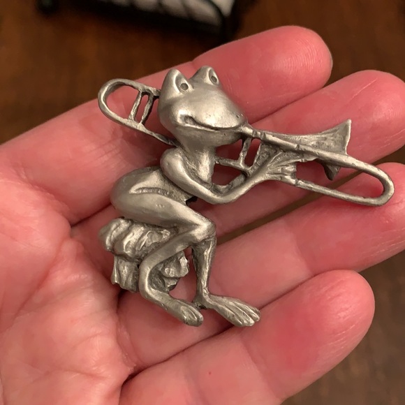 Vintage brooch, Frog playing trombone - Picture 2 of 3